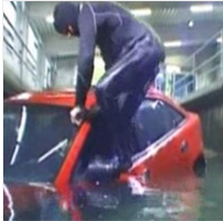 Hướng dẫn thoát khỏi xe khi ngập nước 